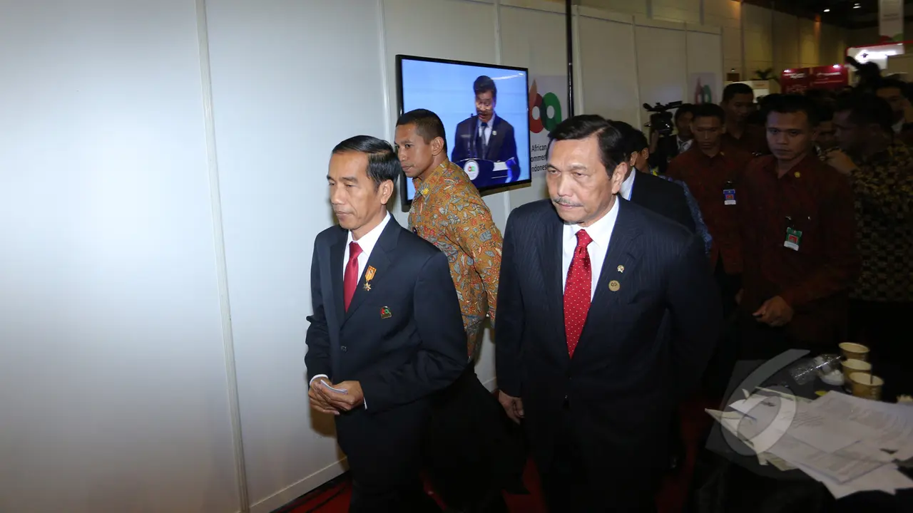 Presiden Jokowi Pantau Ruang Wartawan KAA