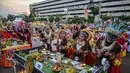 Festival Rujak Uleg 2026 menjadi pesta rakyat sekaligus magnet wisata yang menarik ribuan pengunjung dari berbagai daerah. Tampak dalam foto, Para peserta yang mengenakan pakaian tradisional penduduk asli Amerika menari sebelum menyiapkan rujak uleg, salad gurih tradisional Indonesia yang berisi moncong sapi dan sayuran, dalam Festival Rujak Uleg 2026 di Surabaya, Jawa Timur, Sabtu 9 Mei 2026. (JUNI KRISWANTO/AFP)