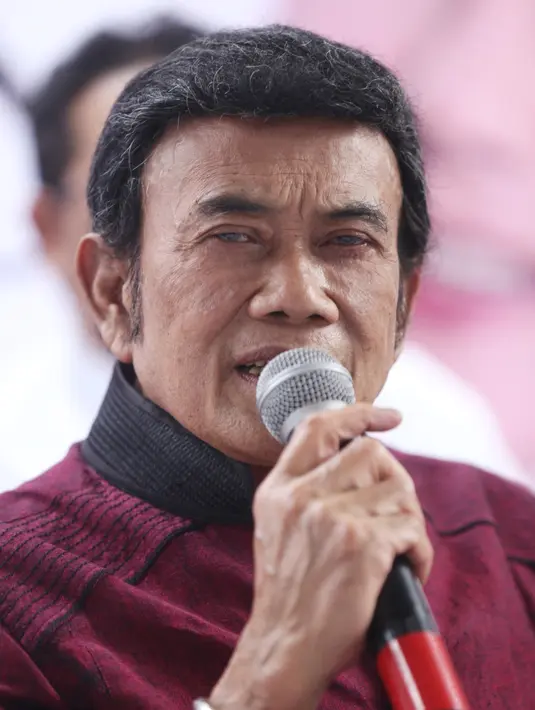 "Saya bilang sama Elvy sabar kemudian hadapi dengan tabah lah, memang kita sedang diserang, siapapun kita boleh jadi terkena tanpa kita tahu obatnya ya sabar banyak berdoa hadapi konsekuensinya seperti apa," lanjutnya. (Nurwahyunan/Bintang.com)