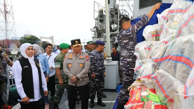 Khofifah memberangkatkan bantuan pangan untuk warga Puala Masalembu Sumenep melalui KRI Malahayati 362. (Dian Kurniawan/Liputan6.com)