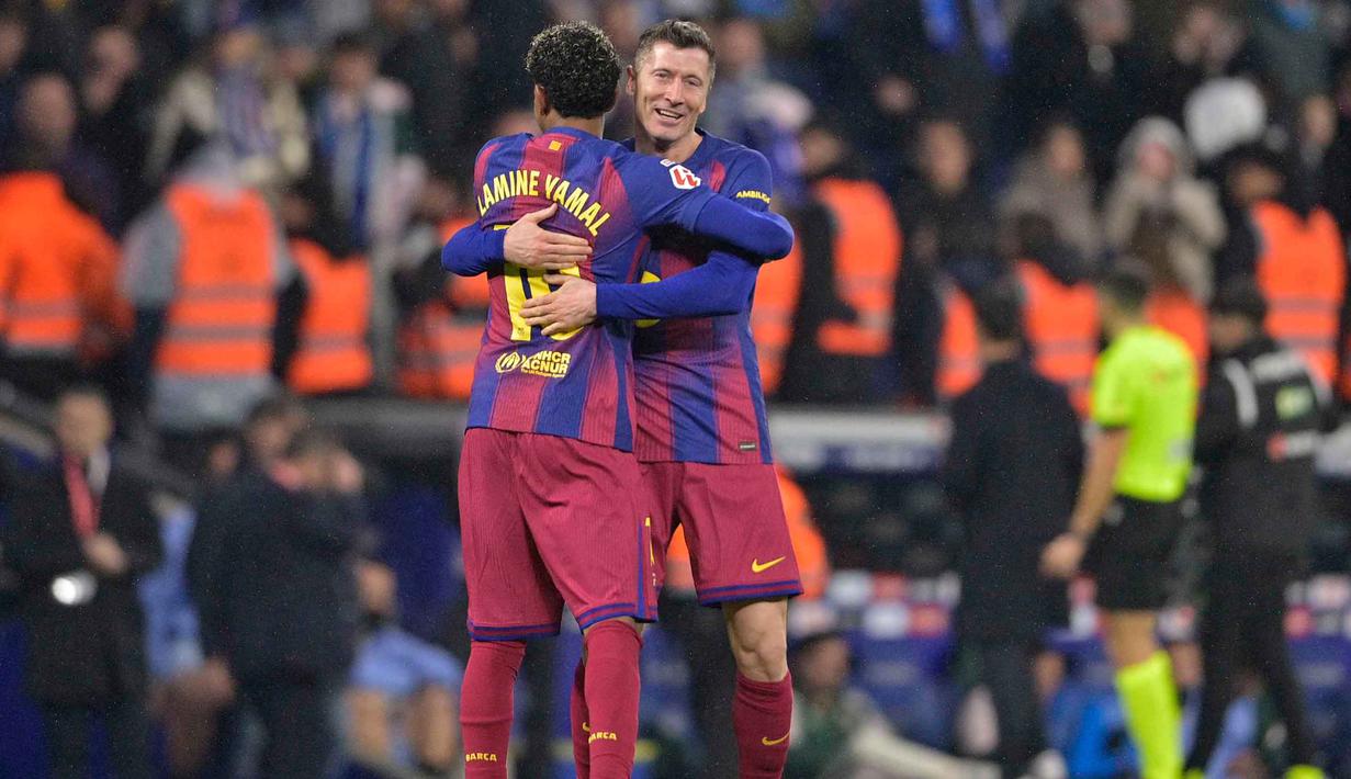 Empat menit berselang, Barcelona mencetak gol kedua melalui aksi Robert Lewandowski. Tampak dalam foto, penyerang Barcelona asal Polandia, Robert Lewandowski (kanan) merayakan gol kedua timnya saat pertandingan pekan ke-18 Liga Spanyol 2025/2026 melawan RCD Espanyol di Stadion RCDE, Sabtu 3 Januari 2026 waktu setempat atau Minggu (4/1/2026) dini hari WIB. (MANAURE QUINTERO/AFP)