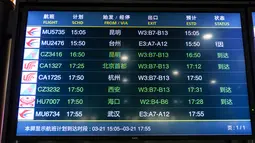 Papan informasi penerbangan terus menunjukkan status penerbangan MU5735 (atas), penerbangan China Eastern Airlines yang jatuh, di Bandara Internasional Baiyun, Guangzhou, Senin (21/3/2022). Pesawat jatuh itu bertolak dari Kunming di Provinsi Yunnan menuju Guangzhou di Provinsi Guangdong. (STR/AFP)