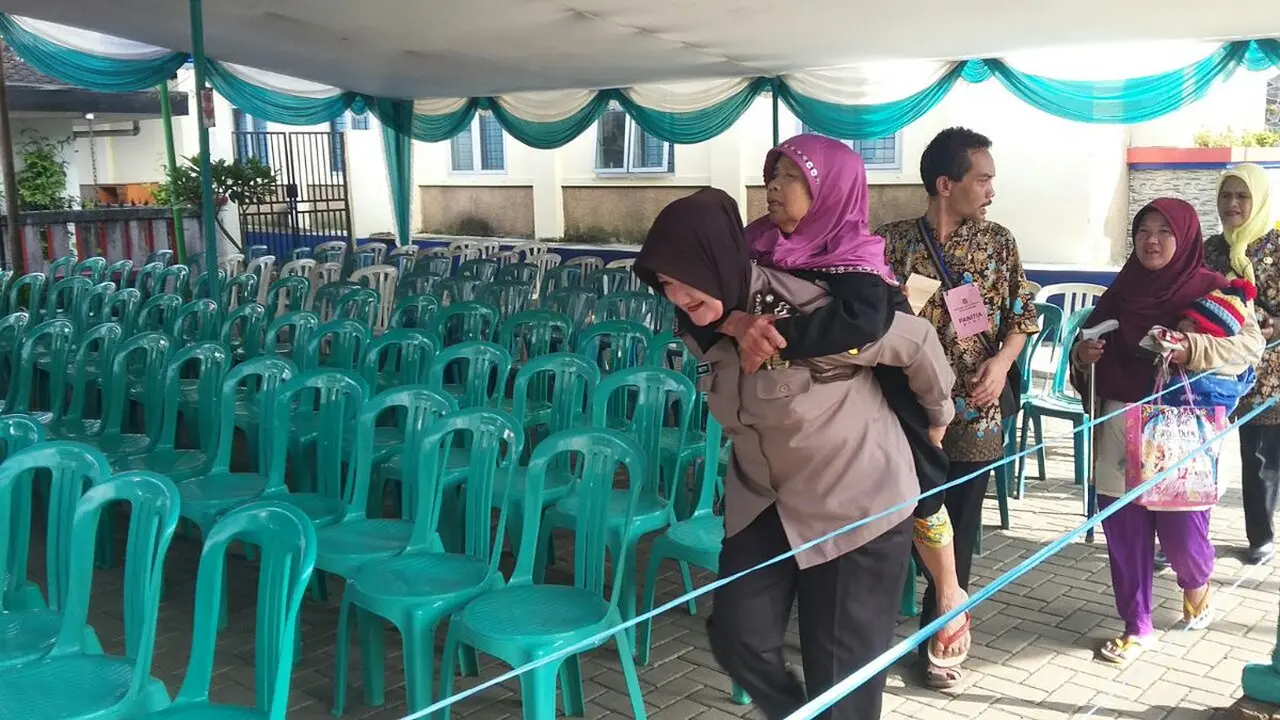 Aiptu Betty, Polwan yang mendapat simpatik warga karena menggendong nenek 85 tahun.