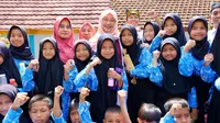 Bupati Banyuwangi Ipuk Fiestiandani bersama para siswa-siswi sekolah dasar (SD) di Banyuwangi.