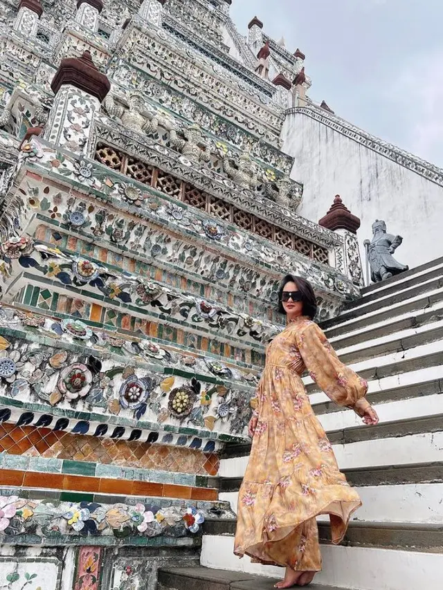 7 Gaya Stylish Ririn Ekawati Liburan di Thailand, Tampil Kekinian bak ABG di Usia 39 Tahun