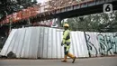 Pekerja menyelesaikan pembangunan Tebet Eco Garden di Jakarta Selatan, Kamis (3/3/2022). Pembangunan Tebet Eco Garden masuk proses finishing dan akan memiliki fasilitas jembatan penghubung, area bermain anak, community garden, thematic garden, dan sarana olahraga. (merdeka.com/Iqbal S. Nugroho)