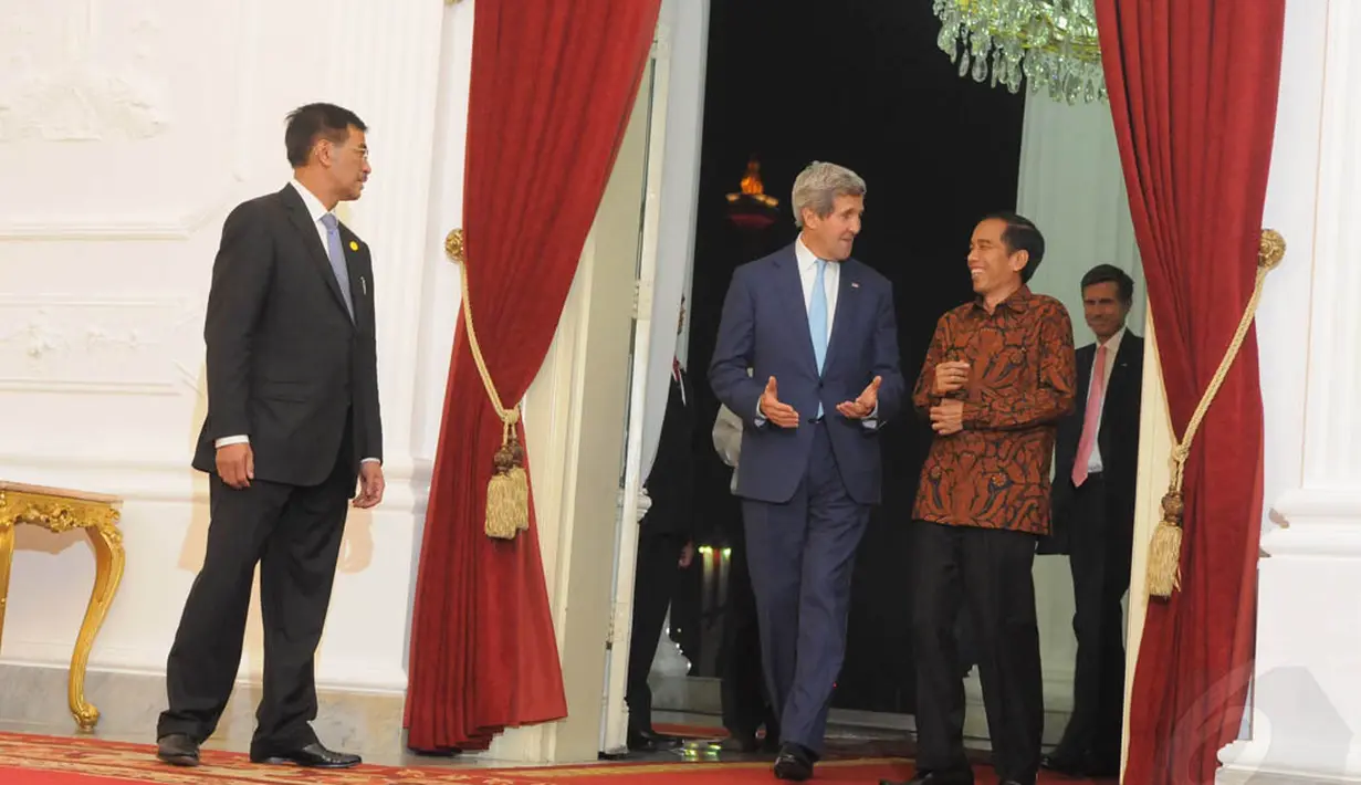 Presiden Jokowi tetap mengenakan batik cokelat tua lengan panjang saat menerima kunjungan tamu negara terakhir, Menteri Luar Negeri AS John Kerry, Jakarta, (20/10/14). (Liputan6.com/Herman Zakharia)