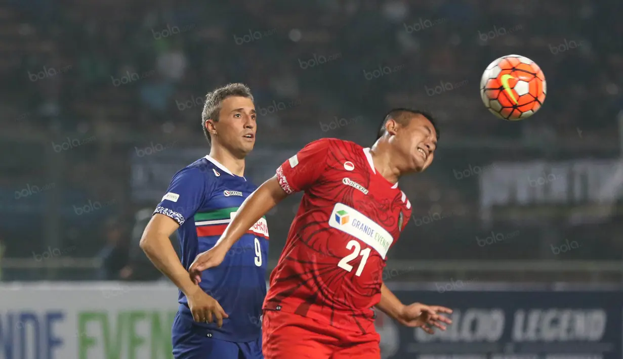 Striker Calcio Legend, Hernan Crespo, duel udara dengan bek Primavera Baretti , Tommy, pada laga persahabatan di SUGBK, Jakarta, Sabtu (21/5/2016). (Bola.com/Nicklas Hanoatubun)