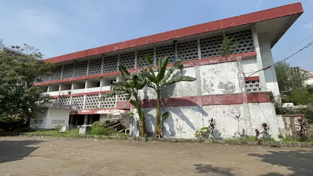 Salah satu sudut Kantor Bandara Kemayoran, Jakarta yang telah kondisinya telah dikosongkan. Diresmikan tahun 1940, gedung ini kini dikosongkan meski telah berstatus cagar budaya. (liputan6.com/Radityo Priyasmoro)