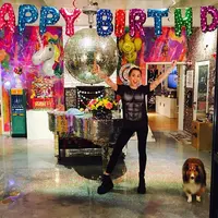 Miley Cyrus baru saja merayakan ulang tahun yang ke-24 pada 23 November lalu. Terlihat dirinya dibanjiri balon dan bunga pemberian dari sang kekasih, Liam Hemsworth. (Instagram/Mileycyrus)