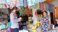 Pak Bhabin mengecek ketersediaan bahan kebutuhan pokok masyarakat jelang Ramadan. (Foto: Polres Pemalang/Liputan6.com)