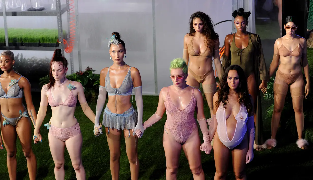 Bella Hadid dan salah satu model yang sedang hamil membawakan lingerie koleksi Savage x Fenty Show pada hari terakhir New York Fashion Week di Brooklyn, Rabu (12/9). Rihanna berkolaborasi dengan Savage merilis koleksi perdana mereka. (AP/Diane Bondareff)
