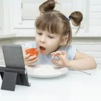 Coba tips berikut untuk membantu anak lepas dari gadget saat makan. (Foto/Dok: freepik.com/elenagurova)