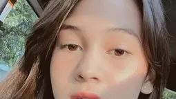 Pakai kaos hitam, aktris dan model yang aktif sejak 2011 ini semakin modis dan menawan. Pakai makeup natural, penampilannya begitu memesona. (Liputan6.com/IG/@sandrinna_11)