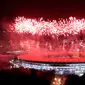 Pemandangan menakjubkan saat pesta kembang api dalam pembukaan Asian Games 2018 di Stadion Utama Gelora Bung Karno (SUGBK), Senayan, Jakarta, Sabtu (18/8). (Bola.com/Iqbal Ichsan)