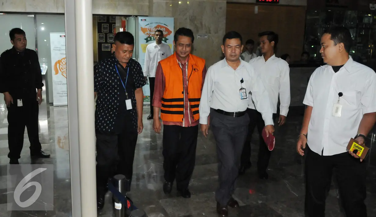 Handang Soekarno resmi ditahan KPK dalam OTT dugaan menerima suap dari Direktur PT. E.K Prima Ekspor Indonesia dengan barang bukti uang sebesar USD 148.500 atau sekitar Rp 1,9 miliar, Jakarta, Senin (22/11). (Liputan6.com/Helmi Afandi) 
