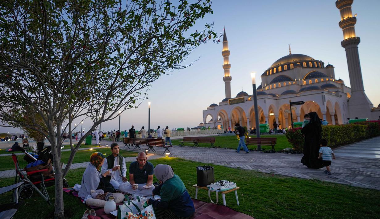 Masjid ini mampu menampung sebanyak 25.000 jamaah. Tampak dalam foto, Sebuah keluarga Muslim berbuka puasa selama bulan suci Ramadan di Masjid Agung Sharjah, dekat Dubai, Uni Emirat Arab, Jumat 27 Februari 2026. (AP Photo/Altaf Qadri)
