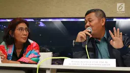 Wakil Kepala Staf TNI AL, Achmad Taufiqourrochman memberi keterangan kepada awak media terkait penangkapan kapal buronan interpol yang bernama Kapal STS-50, Jakarta, Sabtu (7/4). (Liputan6.com/Angga Yuniar)