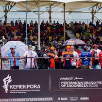 Total penonton MotoGP Pertamina Grand Prix of Indonesia 2025 menembus angka 140.324 orang, menjadikannya rekor tertinggi sejak ajang MotoGP pertama kali digelar di Mandalika. (Bola.com/Dok. Kemenpora)