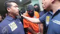 Polda Metro Jaya menangkap AD, tersangka pembunuhan bocah PNF di Kalideres, Jakarta Barat yang dibuang di dalam kardus, Jakarta, Sabtu (10/10/2015).  (Liputan6.com/Angga Yuniar)