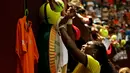 Serena Williams dari Amerika Serikat menandatangani bola penonton setelah memenangkan pertandingan perempat final melawan petenis Rusia,  Maria Sharapova di Australia Open 2016 di Melbourne Park, Australia, (26/1/2016).  (REUTERS/Tyrone Siu)
