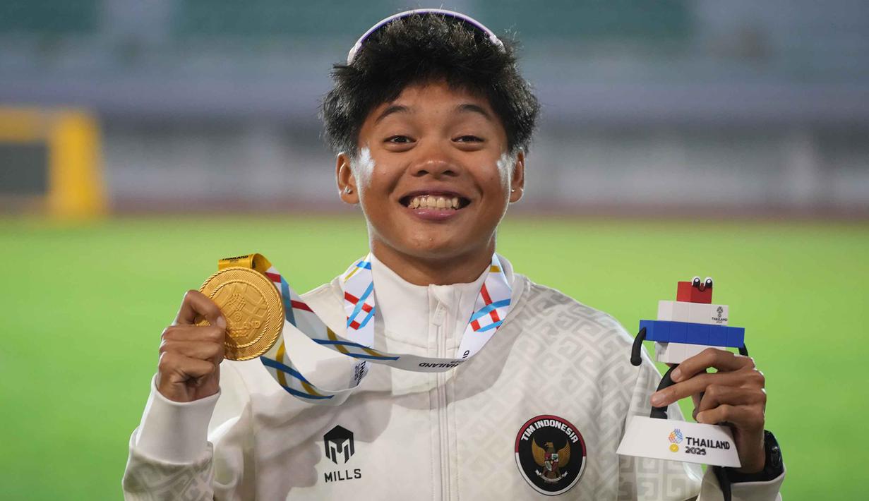 Atlet lari gawang putri Indonesia, Dina Aulia berpose saat upacara pemberian medali untuk final lari gawang 100 meter putri di SEA Games ke-33 di Bangkok, Thailand, Jumat 12 Desember 2025. Indonesia mendominasi 100 meter lari gawang putri SEA Games 2025 Thailand. (AP Photo/Achmad Ibrahim)