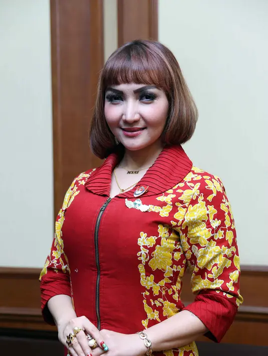 Ditemui di Kementerian Pertahanan RI, Jakarta Pusat, Jumat (18/12/2015), pesinetron yang pernah membintangi ‘Islam KTP’ ini mengaku tidak tertarik mengumpulkan pundi-pundi uang dengan cara menjual diri. (Nurwahyunan/Bintang.com)