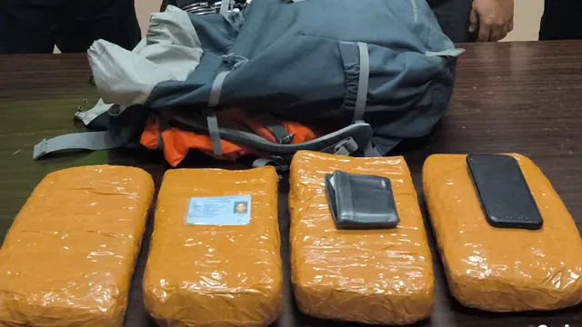 Penampakan barang bukti ganja sebanyak empat bungkus yang diamankan oleh tim PJR Ditlantas Polda Lampung. Foto : (Istimewa).