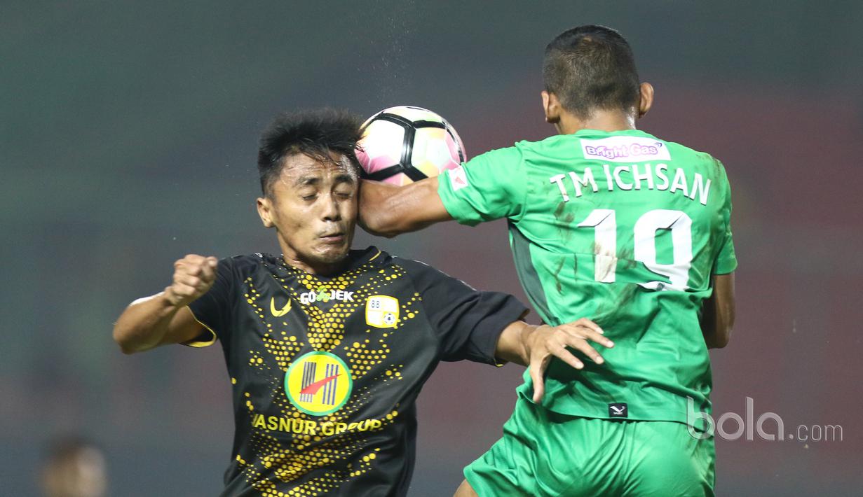 Duel pemain Bhayangkara FC, Ichsan (kanan) dan pemain Barito Putra (kiri)  pada Liga 1 2017 di Stadion Patriot, Bekasi, Selasa (4/7/2017). Barito menang 1-0. (Bola.com/Nicklas Hanoatubun)
