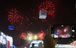 Pengunjung mengambil gambar pesta kembang api di langit saat Jakarta Fair ke-53 atau Pekan Raya Jakarta (PRJ) di JiExpo Kemayoran, Jakarta Pusat, Selasa (21/6/2022) malam. Pesta kembang api menggelegar di kawasan PRJ bertepatan dengan HUT Jakarta yang jatuh pada besok, 22 Juni 2022. (Liputan6.com/Herman Zakharia)