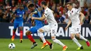 Gelandang Prancis, Kingsley Coman berusaha membawa bola dari kejaran dua pemain Albania pada pertandingan Grup A Piala Eropa 2016 Stade Velodrome, Marseille, Prancis, Kamis (16/6). Prancis menang atas Albania dengan skor 2-0. (REUTERS/Yves Herman)