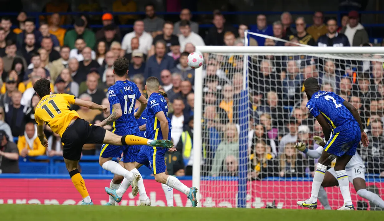 <p>Pemain Wolverhampton Wanderers Francisco Trincao (kedua kiri) mencetak gol ke gawang Chelsea pada pertandingan sepak bola Liga Inggris di Stadion Stamford Bridge, London, Inggris, 7 Mei 2022. Pertandingan berakhir 2-2. (AP Photo/Frank Augstein)</p>