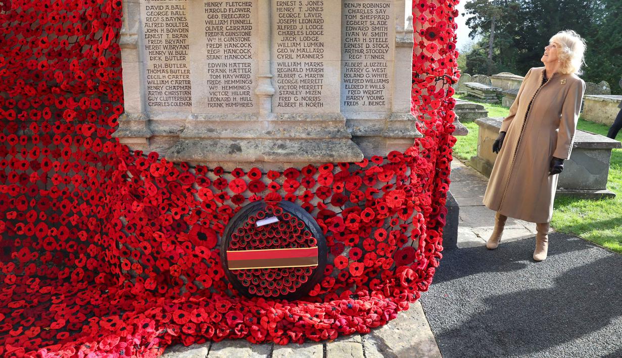 Ratu Inggris, Camilla, bereaksi setelah memasang bunga poppy terakhir untuk melengkapi rangkaian 10.000 bunga poppy yang menghiasi menara gereja di Gereja St. Bartholomew di Corsham, Inggris pada Selasa 28 Oktober 2025, sebagai bagian dari kunjungannya ke The Poppy Project. (Chris Jackson/POOL/AFP)