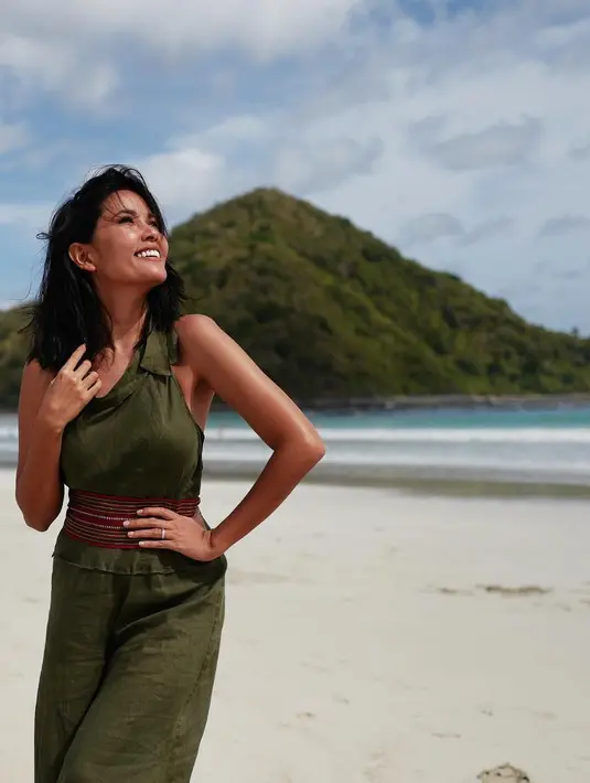 Bagi seorang figur publik, Titi pastinya sangat peduli dengan yang namanya penampilan. Hal ini juga dilakukannya saat liburan ke pantai. Seperti ini misalnya, tampilan Titi sangat cantai namun tetap memukau. (Instagram/titirajobintang)