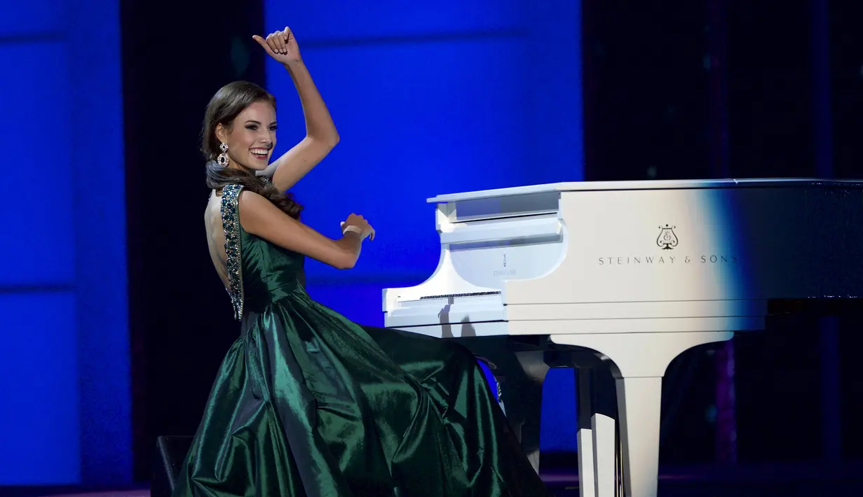 Miss Nevada, Katherine Kelley menunjukan bakatnya bermain piano saat ajang kecantikan Miss Amerika 2015 di Boardwalk Hall di Atlantic City, New Jersey, 8 September 2015. (REUTERS/Mark Makela) 