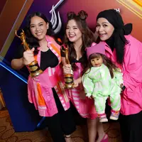 Tasya Kamila yang dahulu dikenal sebagai penyanyi cilik, membuktikan eksistensinya dengan memenangkan kategori Duo/Grup/Kolaborasi Anak-Anak Terbaik lewat lagu anak “Apa Kabar”. Intip penampilannya saat terima penghargaan berikut ini! [@tasyakamila].