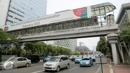 Sejumlah kendaraan saat melintasi Jembatan Penyeberangan Orang (JPO) di kawasan Thamrin, Jakarta, Jumat (20/11). Nantinya, warga yang menyeberang jalan akan melalui ruangan bawah tanah yang dibangun. (Liputan6.com/Faizal Fanani)