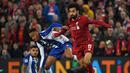 Aksi Mohamed Salah melewati Eder Militao pada leg 1, babak perempat final Liga Champions yang berlangsung di Stadion Anfield, Liverpool, Rabu (10/4). Liverpool menang 2-0 atas Porto (AFP/Glyn Kirk)