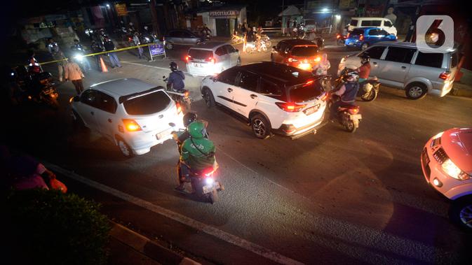Kendaraan berjalan tersendat saat pengalihan arus lalu lintas di depan RS Sari Asih, Tangerang Selatan, Sabtu (9/5/2020). Pengalihan arus dalam rangka pelaksanaan Pembatasan Sosial Berskala Besar (PSBB)  untuk memutus penularan Covid-19 di Tangsel mulai jam 22.00 - 05.00. (merdeka.com/Dwi Narwoko)