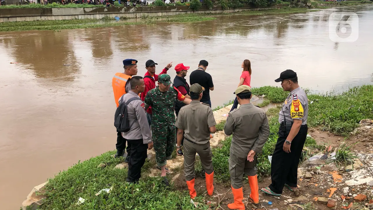Ada Pemuda Hanyut di Tengah Banjir, Warga dan Petugas Pantau Aliran Ciliwung
