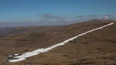 Area resor ski Afriski yang terletak di Pegunungan Maluti, Kerajaan Lesotho, Rabu (11/7). Lesotho sedang membangun dirinya sebagai tujuan olahraga musim dingin alternatif. (Marco Longari/AFP)