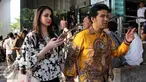 Arumi Bachsin menemani suaminya, Emil Elistianto Dardak, menyerahkan laporan harta kekayaan ke KPK, Jakarta, Senin (3/8/2015). Emil mencalonkan diri sebagai calon Bupati Trenggalek pada Pilkada 2015 mendatang. (Liputan6.com/Helmi Afandi)