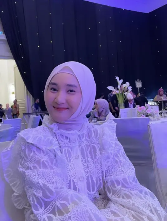 Fatin hadir mengenakan atasan putih memiliki detail bordir, serasi dengan warna kerudungnya. (@fatin30)