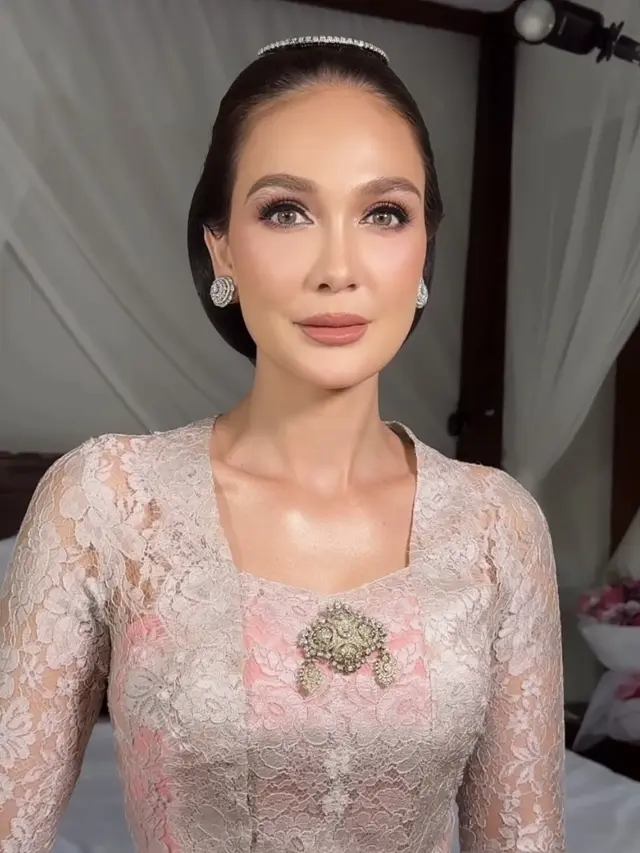 Pesona Calon Istri Maxime Bouttier, Luna Maya Dipulas Makeup Fresh Pink yang Flawless di Momen Siraman dan Sungkeman Pernikahan