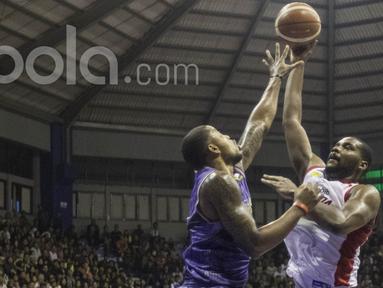Pebasket Garuda Bandung, Chris Ware, berusaha memasukan bola saat melawan CLS Knights pada laga IBL Regular Season 2017 di C-tra Arena Bandung, Jawa Barat, Minggu (26/2/2017). Garuda kalah 54-57 atas CLS. (Bola.com/Vitalis Yogi Trisna)