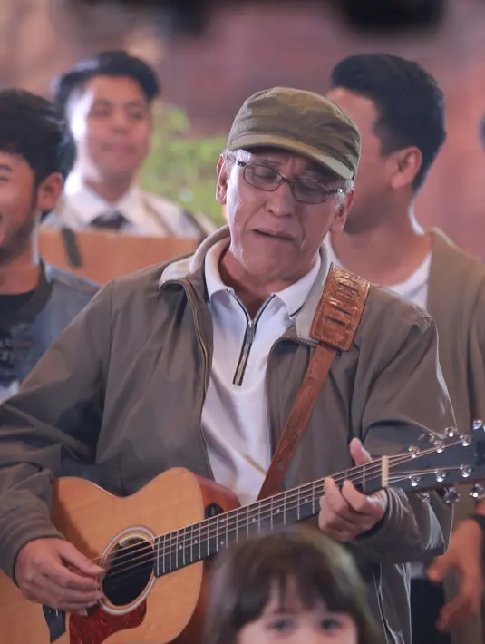 Ariel (NOAH), Giring (Nidji), Momo (Geisha) dan Rian (d'Masiv) dan juga Iwan Fals tampak menyatu dalam penggarapan video klip dengan tema yang mengacu kepada kesenangan, kebersamaan dan kemesraan seperti judulnya. (Galih W. Satria/Bintang.com)