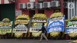 Sejumlah karangan bunga belasungkawa atas meninggalnya putra Gubernur Jawa Barat (Jabar) Ridwan Kamil, Emmeril Khan Mumtadz atau Eril di Bandara Soekarno Hatta, Tangerang, Minggu (12/6/2022). Jenazah yang bertolak dari Bern, Swiss, akan tiba sekitar pukul 15.45 WIB dengan pesawat Qatar Airways QR 95. (Liputan6.com/Angga Yuniar)