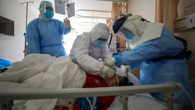 Kerja Keras Pekerja Medis Rawat Pasien Virus Corona