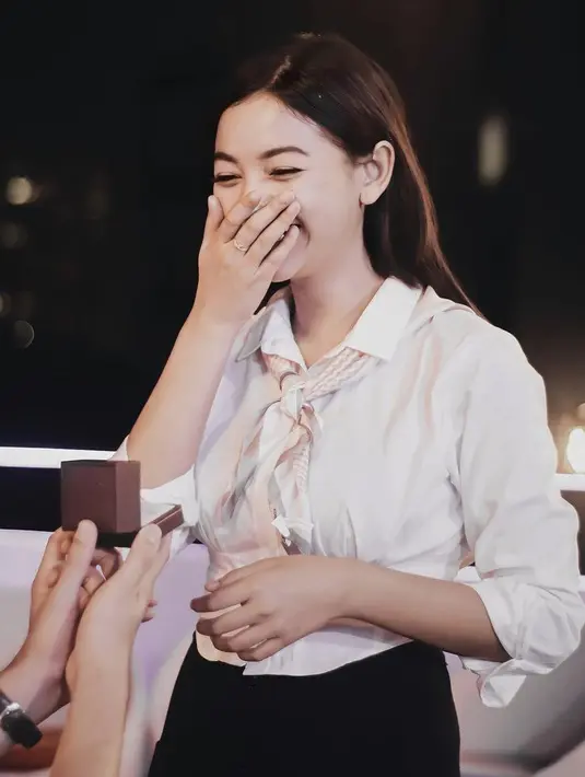 <p>Saat dilamar sang kekasih, Glenca pun tampil sederhana dengan pakaian semi formal. Kemeja putih panjang sebagai atasan, ditambahkan scraf diikatkan di kerahnya. Atasan tersebut pun dipadukan dengan skirt warna hitam.&nbsp;@glencachysaraofficial</p>