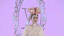 <p>Siluet bolero dan ball gown jadi pilihan tampilan ala keluarga kerajaan yang anggun dan elegan. [Foto: Scarf]</p>